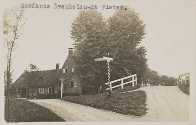 130495 Gezicht op de boerderij het Kraaijenest (gemeentehuis van Breukelen St. Pieters) aan het Zandpad bij Breukelen.